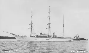 Sailing Ships In England Imprime: The three masted auxiliary barque Apache. Creator: Kirk & Sons of Cowes