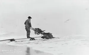 Black And White Mining Images Imprime: Mining on beach, between c1900 and c1930. Creator: Unknown