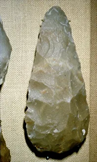 Hacha de piedra pulida del Paleolítico de Chelles, 500.000 a 100.000 años antes de nuestra era.