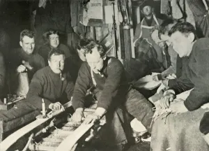 Ernest Shackleton Photos Imprime: Preparing A Sledge During the Winter, 1908, (1909)