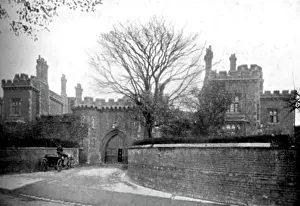 Gothic Revival Architecture UK Imprime: Reading Gaol, c1906. Creator: Unknown
