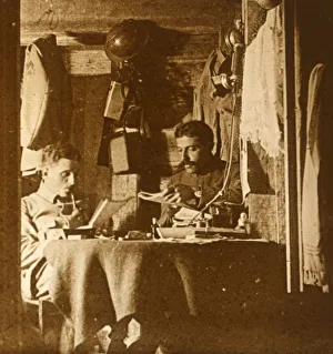 World War One Trench Life Imprime: Reading in the trenches, c1914-c1918