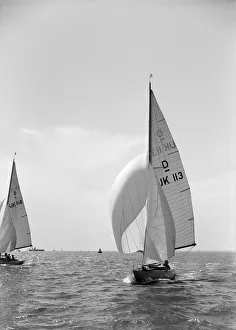 Impresiones de Velero (clase Dragón?) a vela con spinnaker, c1938 Bermudas Imprime: Yate (clase Dragón?) a vela con spinnaker, c1938. Creador: Kirk & Hijos de Cowes.