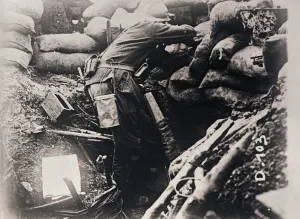 Trench Life During WWI Imprime: Soldier in trenches, c1914-c1918