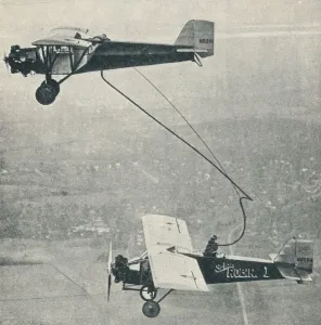 Record Breaking Flight Imprime: The St Louis Robin refuelling, c1929 (c1937)