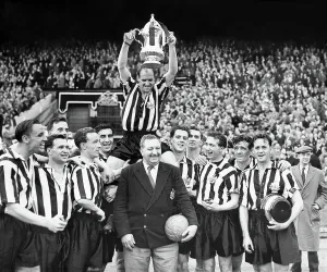 Irlanda Del Norte Imprime: 1955 FA Cup Final: Newcastle United con el trofeo