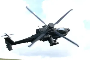 Impresiones de Un helicóptero Apache del 4 Regimiento, Escuadrón 656 de la Fuerza Aérea del Ejército, durante entrenamiento de tiro en vivo en los Rangos Otterburn en Northumberland Imágenes fechadas en 2009: Helicóptero Apache.