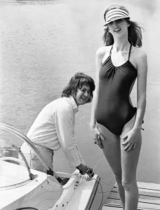 Ropa de playa. La modelo Carol Dwyer recibe una mirada traviesa mientras se posa en un revelador.