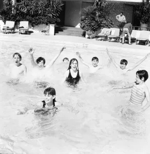 00031 Imprime: Los turistas de vacaciones se bañan en la piscina del Hotel Robert Meyer