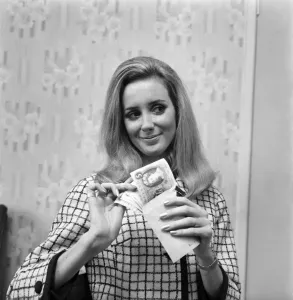 00031 Imprime: Mujer contando su dinero. Noviembre 1969 Z11174-014