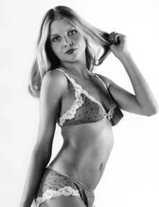 El conjunto de sostén y bragas es de Janet Reger desde Fenwick of New Bond Street junio 1978.