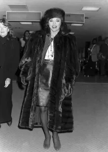 La actriz Joan Collins estrella de Dynasty llega a Heathrow. Noviembre 1988
