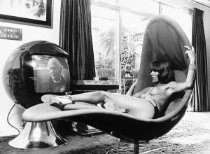 Fiona Richmond Modelo / Actriz en su apartamento en Londres 1976.
