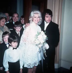 La actriz Diana Dors y Alan Lake salen de la oficina del registro Caxto Hall en Westminster.