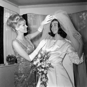 La actriz Jean Collins con su hermana Marion se prepara para la boda de 1965 a Peter.