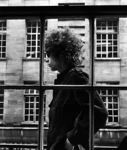 Archivo Mirror Imprime: El cantante estadounidense Bob Dylan se fotografía caminando junto a una ventana de tienda durante su visita a Londres
