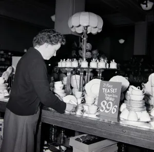 Kensington High Street History Imprime: An elderly lady looking for bargains during january sales at Derry