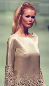 CLAUDIA SCHIFFER MODELA VALENTINO EN PARÍS.