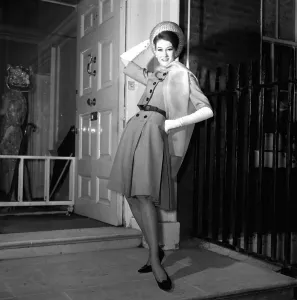 Un modelo que lleva un diseño de moda en febrero de 1962 - chaqueta ajustada.