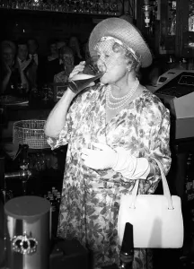Archivo Mirror Imprime: La Reina Madre se encuentra detrás de una barra de un pub bebiendo cerveza en julio de 1987