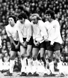 Jugadores del Tottenham Hotspur De izquierda a derecha, Steve Perryman, Cyril Knowles.