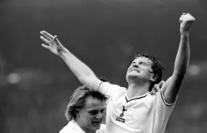 Glen Hoddle celebra ganando la Copa. Final de la FA Cup 1981 (repetición).