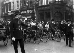 Un policía de tráfico visto aquí dirigiendo a ciclistas y peatones en High Holborn.