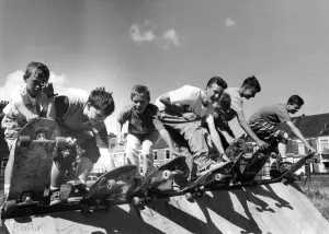 Algunos conductores de skate preparan acción en la rampa el 17 de agosto de 1989.