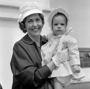 Barbara Riese, (esposa del jugador de tenis Fred Perry) fotografiada con su hija Penny quien.