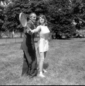 Fred Perry con la actriz Yvonne Buckingham, durante una sesión de entrenamiento.