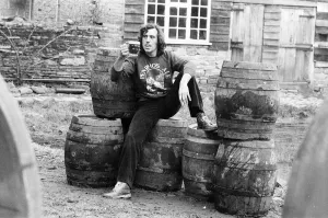 Impresiones de Terry Jones, guionista de Monty Python, ha comprado una cervecería en Lyonshall, cerca de Hereford. Él está produciendo 100 barriles de cerveza a la semana con su propia receta llamada Jones Special Herefordshire Imprime: Terry Jones, guionista de Monty Python, ha comprado una cervecería en Lyonshall.