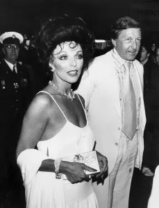 Joan Collins y su esposo Ron Kass en la premiere de The Stud - abril 1978.