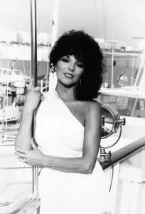 Joan Collins posando en el muelle durante el festival de cine de Cannes - Mayo 1979.