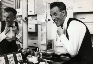 BRUCE FORSYTH EN SU ARMARIO DE LA TALK OF THE TOWN