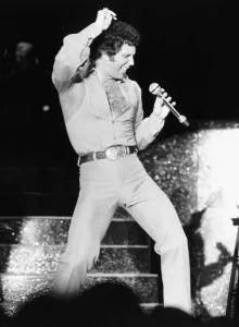 El cantante Tom Jones en escena en Lake Tahoe, Nevada 1993.