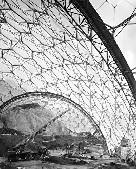 Impresiones de PROYECTO EDÉN TOMA DE DISTANCIA DEL DOMO EN CONSTRUCCIÓN PROYECTO EDÉN BODELVA ST AUSTELL CORNWALL REINO UNIDO INTERIOR Atracción turística Arquitectura arquitectura moderna contemporánea edificios Arquitectura Art Nouveau Imprime: EL PROYECTO EDÉN