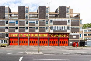 letra encima de la estación de bomberos shoreditch old street londres uk amor es el correr hacia