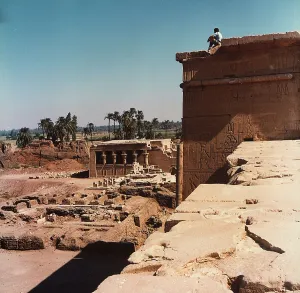 Dendera Temple Egypt Imprime: General view of the interior of the temple complex at Dendera