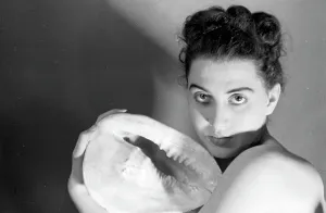 Female Model Photography Imprime: Model posing with a shell