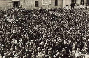 Urban Architecture Italy Imprime: A square teeming with people