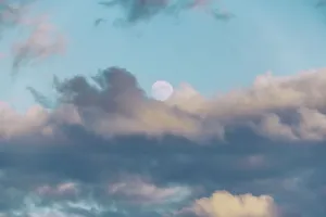 Cloudy Daytime Scene Imprime: Moon surrounded by clouds