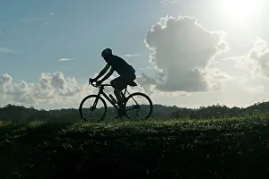Sombra de hombre montando bicicleta.