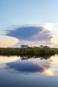 Blue Hour Reflections Imprime: Unusual cloud formation exploding over wetlands