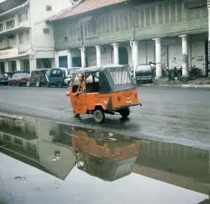 Walter Rudolph Imprime: En las calles de Yakarta en la isla de Java, Indonesia 1980.