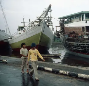 Un barco en el puerto de Jakarta, isla de Java, Indonesia, 1980.