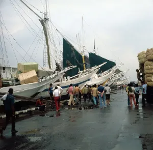 En el puerto de Jakarta en la isla de Java, Indonesia, 1980.