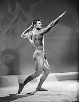 Retro Fitness Models Imprime: Bodybuilder In Archer Pose c.1956