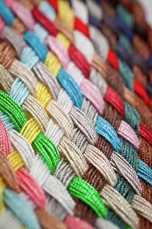Mayo Imprime: La trenza de hilo de colores Una trenza de hilos para coser coloreados.