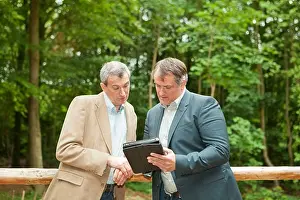 Imágenes fechadas el 11 de mayo de 2012: Empresarios utilizando una tableta informática.
