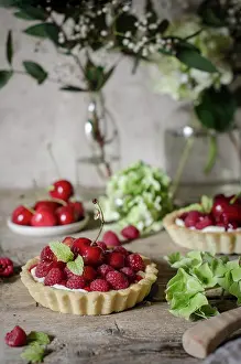Rustic Food Photography Imprime: A cherry and raspberry tart on a kitchen table